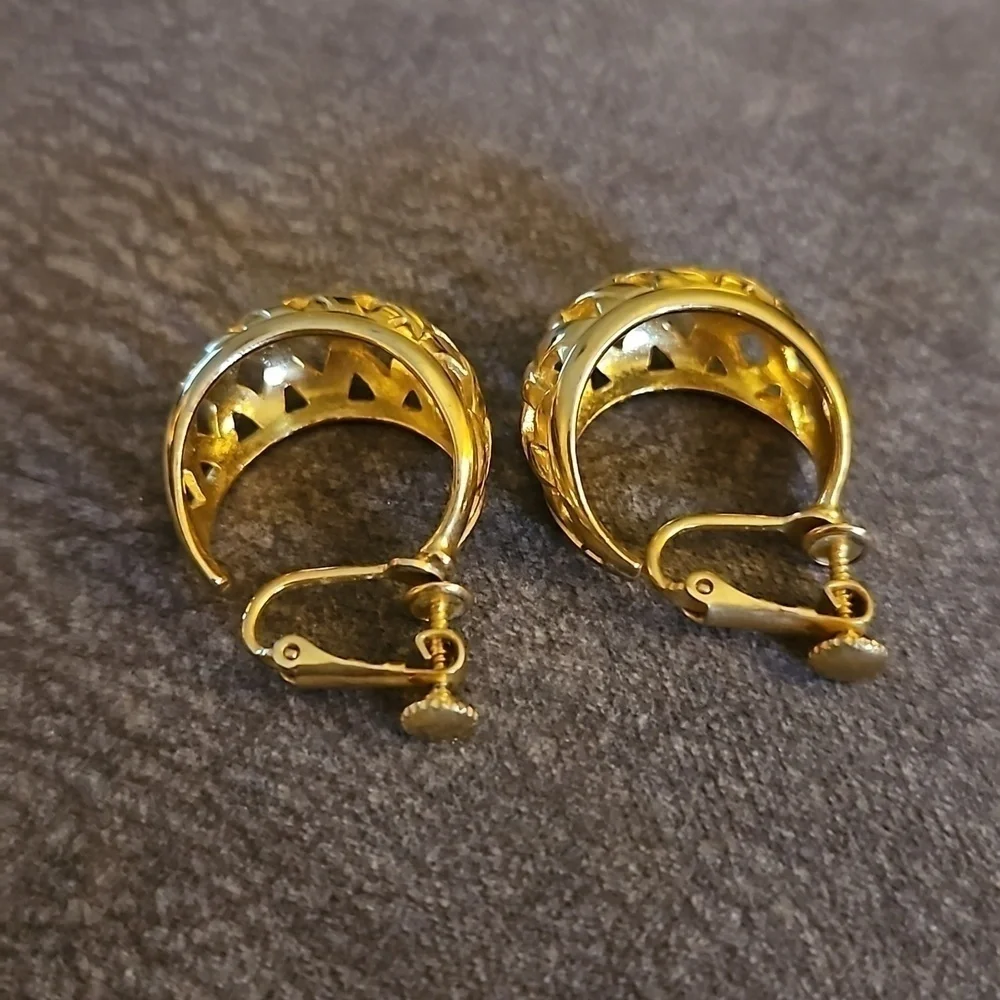 VTG NAPIER Goldtone Basketweave Chunky Hoop Clip-on Earrings